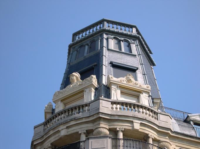  détail d'un toit d'immeuble (avenue de l'Observatoire)